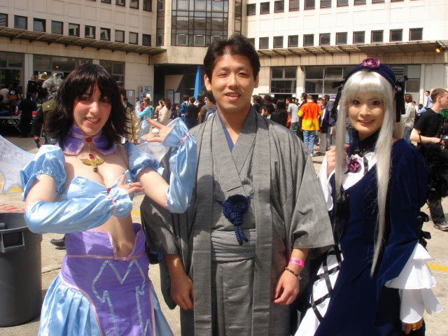 着物姿の松山とコスプレの来場者