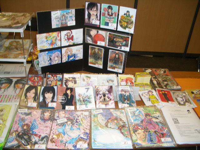 作家ごとに作品を並べた展示板