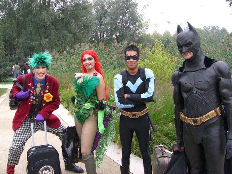 公園を歩くコスプレの来場者