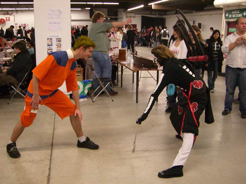 剣を構えるコスプレの来場者