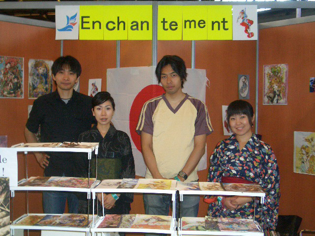 Enchantement の看板と作家の作品