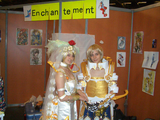Enchantement のブースとコスプレの来場者